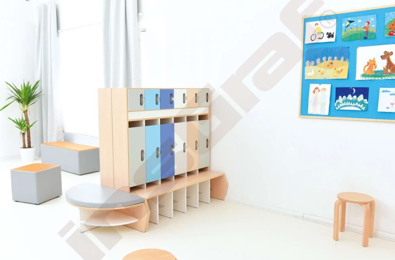 kindergarten garderobe bunt